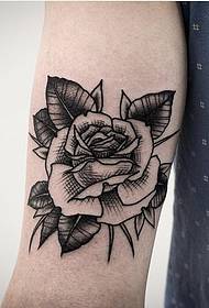 Iso käsivarsi ruusu tatuointi malli
