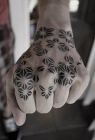 أبيض وأسود نمط الوشم زهرة هندسية بسيطة على الجزء الخلفي من اليد