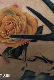 Modello di tatuaggio rosa in vita