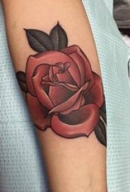 Braccio da ragazza dipinto ad acquerello schizzo letterario bellissimo tatuaggio rosa foto