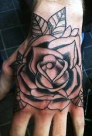 Nadgarstek dziewczyny na czarno-szarym szkicu technika punktowego żądła piękny obraz róży tatuaż