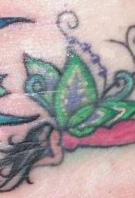 Iloba urdina arrosa tatuaje ereduarekin
