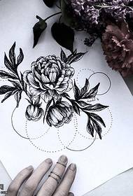 Manuscrit esquisser un tas de motifs de tatouage de fleurs