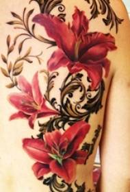 Le ragazze dipingono dipinti ad acquerello di bellissimi fiori ad ampia area con tatuaggi