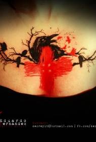 Rdeči velik križ v prsih in vrana tetovaža na veji