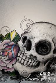 Europos ir Amerikos kaukolės rožių tatuiruotės rankraščių nuotraukos