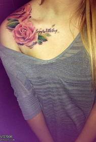 Incantevole motivo a tatuaggio rosa sulle spalle