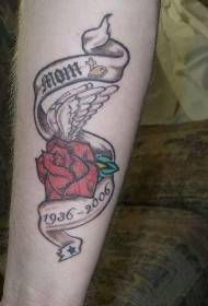 Tatuaggio rosa rossa braccio colorato nella memoria dell'amore