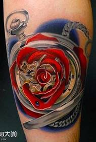 Шаблон татуювання троянди ноги