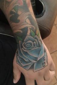 La mano della ragazza sul retro ha dipinto l'immagine di tatuaggio del bello fiore di schizzo dell'acquerello