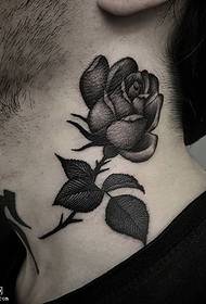 un tatuaj de trandafir spinos pe gât
