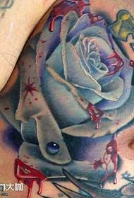Disegno del tatuaggio rosa sul petto