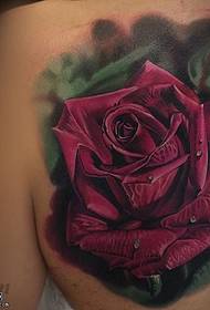 Reális reális rózsa tetoválás a vállán