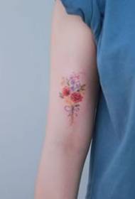 19 braços bonitos pequeno padrão de tatuagem de flor fresca e simples