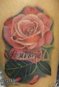 Tatuaggio rosa con gamba colorata
