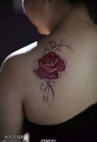 Punainen ruusu tatuointi malli olkapäällä