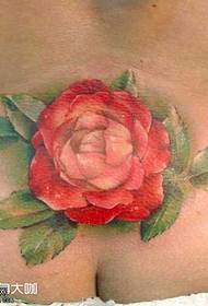 Disegno del tatuaggio rosa sul petto