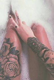 Krása ve vaně, přehnané tetování