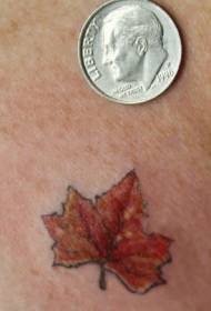 Na ramenu mali uzorak tetovaže javorovog lišća