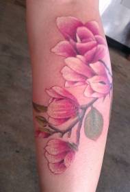 Patrón realista de tatuaxe de flores rosas nas pernas