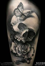 Consiglia un bellissimo tatuaggio con teschio rosa