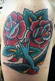 肩上的玫瑰燕子紋身圖案