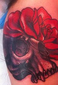 Fantastiska röda blommor och tatueringar tillsammans