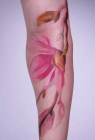 Corak tatu bunga merah jambu yang cantik dengan lengan