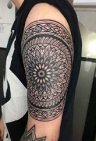 Braccio scolaro su punto nero tatuaggio linea geometrica fiore creativo foto tatuaggio