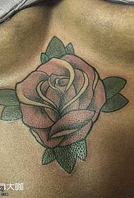 छातीचा गुलाब टॅटूचा नमुना