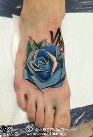 青いバラのタトゥーパターンの足
