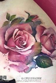 Spina rosa con motivo a tatuaggio sulla spalla