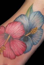 Moksleivės koja nudažytas akvarelės eskizas kūrybingas estetinio gėlių tatuiruotės paveikslas