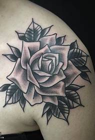 Izvrsna tetovaža ruža na ramenu