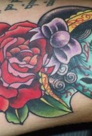 Βραχίονα χρώματος βραχίονα κεράσι αυξήθηκε σχέδιο τατουάζ