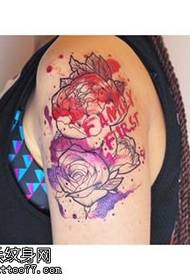 Modello di tatuaggio di rosa con puntura ad acquerello a spalla