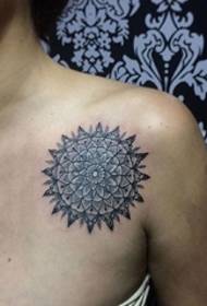 Kyakkyawan jigon ilimin kimiyar lissafi alamar ƙaya yaduwa mandala tsarin tattoo