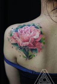 U patronu di tatuaggi di rosa à l'aquarellu di a spalla