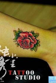 Tus me thiab zoo nkauj sawv tattoo qauv ntawm ob txhais ceg