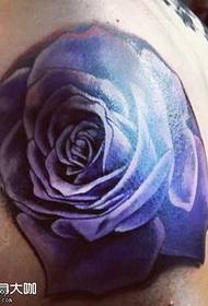 Testa di tatualità di rosa blu di a spalla