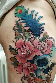 Ļoti spilgti krāsaini ziedi un tupus kopā ar kāju tetovējumiem
