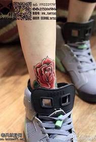 टखने पर गुलाब का टैटू