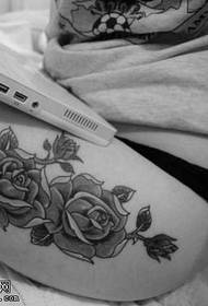 Model de tatuaj de trandafir gri negru al picioarelor
