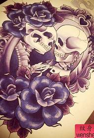 Ib daim duab muaj nuj nqis heev ntawm pob txha taub hau sawv cev tattoo tattoo