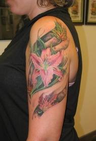 Figura di tatuu di giglio di culore di spalla femminile