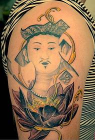 Immagine creativa del Buddha che aggiunge l'immagine del tatuaggio