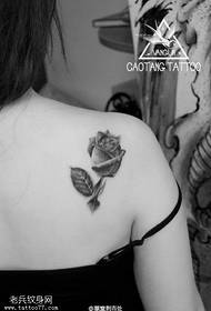 Motif de tatouage rose épines