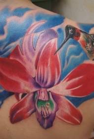 Fiori colorati sulle spalle con motivo a tatuaggio colibrì