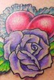 Flores coloridas nos ombros e padrão de tatuagem de amor
