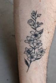 Chlapcova paže na černé šedé skici literární květ tetování obrázek